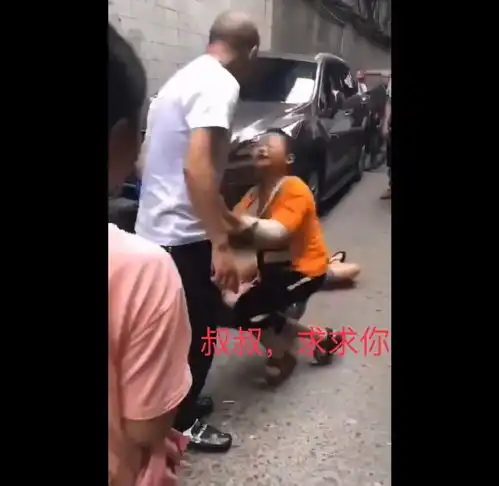 妈妈被扯头发拽倒,小男孩护母心切跪地大哭求放过叔叔,求求你