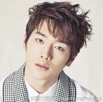 今年最流行的男生发型帅气潮流的男生短发图片