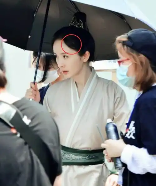 斛珠夫人杨幂秃头疑植发成功,陈伟霆撞脸霍建华,配角很糟心