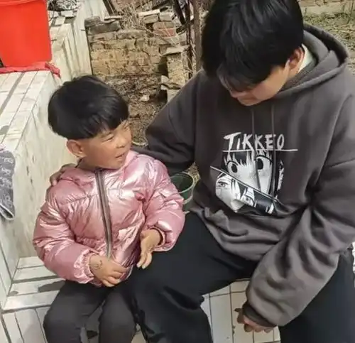 爸爸离世妈妈跑了河南14岁男孩背妹妹工地干活,只为给她一个家