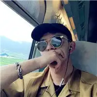 帅哥戴帽子头像,再戴上眼镜更是个性吧