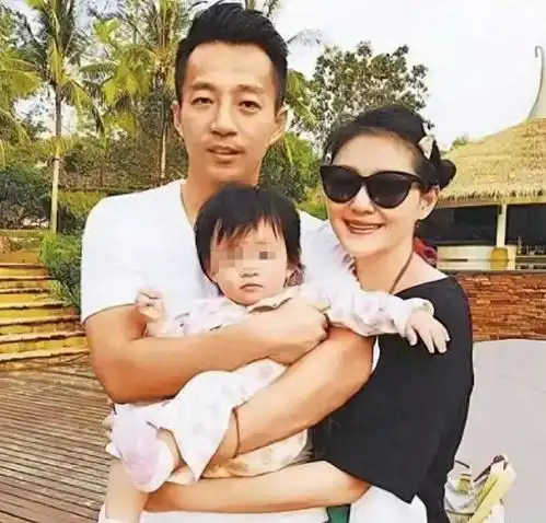 大s去世后s妈首露面,晒喝酒照片眼睛哭红肿,还换了新头像