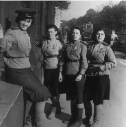 苏联女兵穿着裙子上战场,被俘后无人生还,原因让人无比心酸