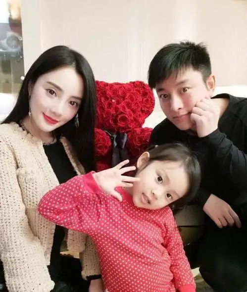 贾乃亮风波前陪女儿公园玩耍,全程紧随,为甜馨扇蚊虫细心温暖