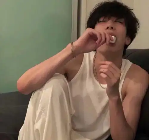 系列头像只要每天喜欢的人不一样失恋就追不上我