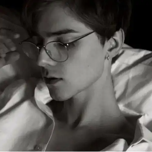 头像爱情没有用相爱才有用