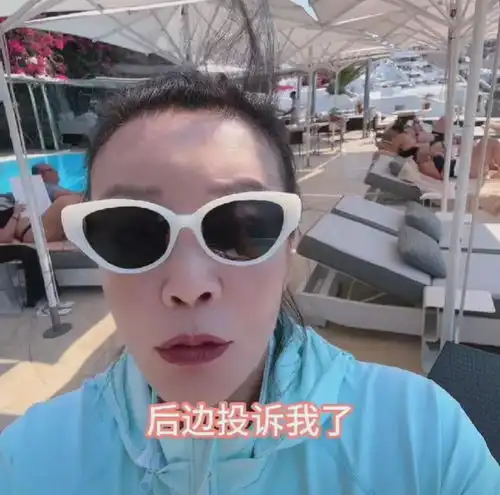 张兰希腊酒店游泳被人投诉,理由是张兰穿的防晒衣,污染了泳池