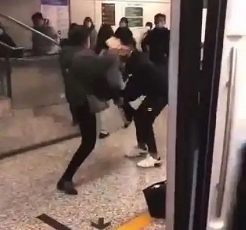 你一腿,我一掌上海地铁内,48岁女子和28岁男子互殴,路人看傻眼乘客徐某某车厢