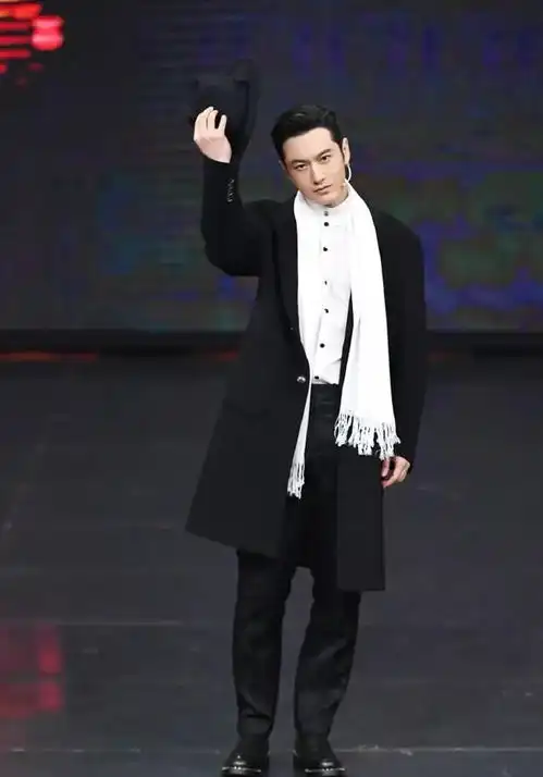 黄晓明衣品也飞速猛涨,黑色西装亮相,尽显成熟男人的沉稳大气