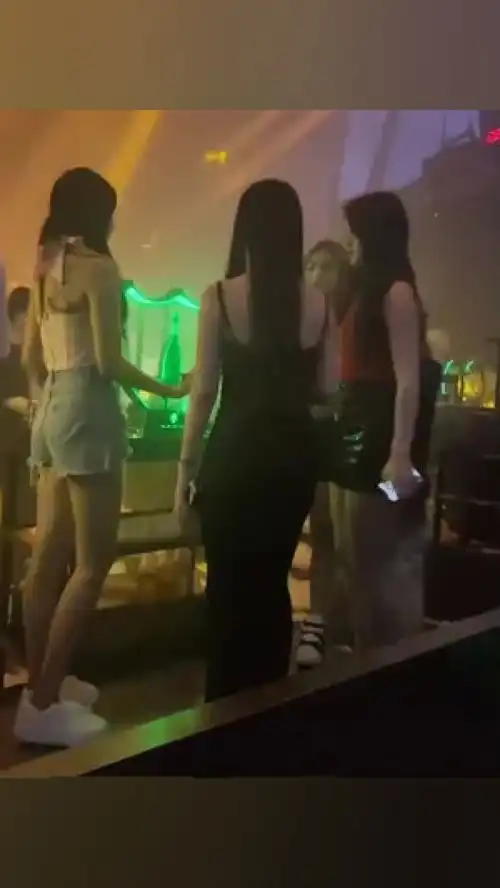 搞钱的男人风生水起,成熟稳重,追爱的男人幼稚可笑,一事无成,记住,三条腿的蛤蟆不好找,两条腿的女人多的是清风车载音乐