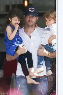 米拉库尼斯清新靓丽携娃现身