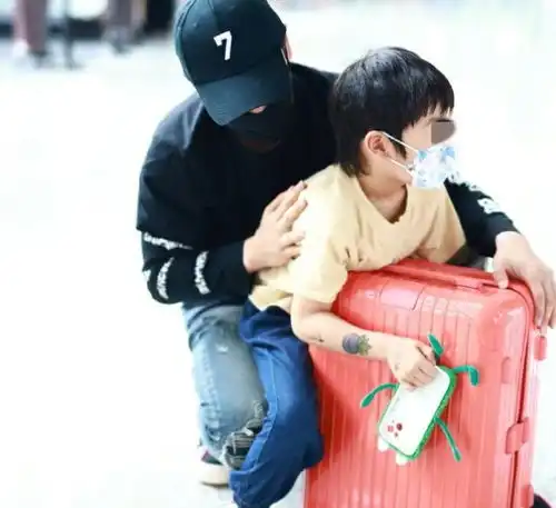 杨颖带小海绵现身机场,一身穿搭进10万,着急赶路差点丢下儿子