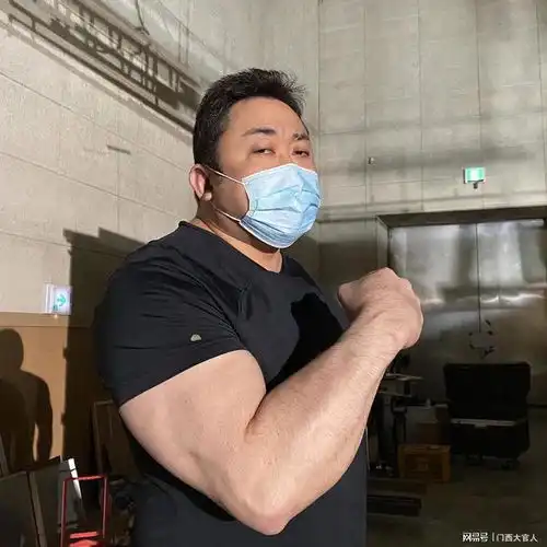 马东锡居然爱自拍拿去当头像,给,快点换