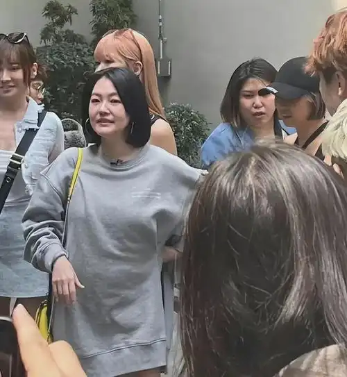 小s香港录外景,脸颊下垂难掩老态,当街扒掉男主持t恤让人没眼看