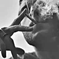 男生黑白抽烟头像qq黑白抽烟头像