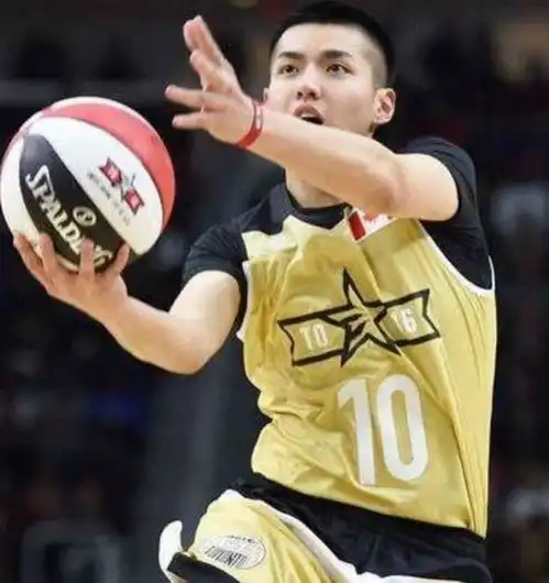 篮球场上,男生自以为low到爆的3动作,女神加个qq呗