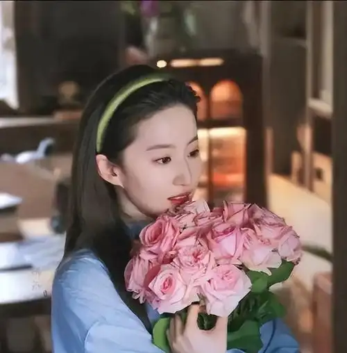 刘亦菲捧花图火到出圈,神仙姐姐秒变锦鲤体质,网友换头像求转运