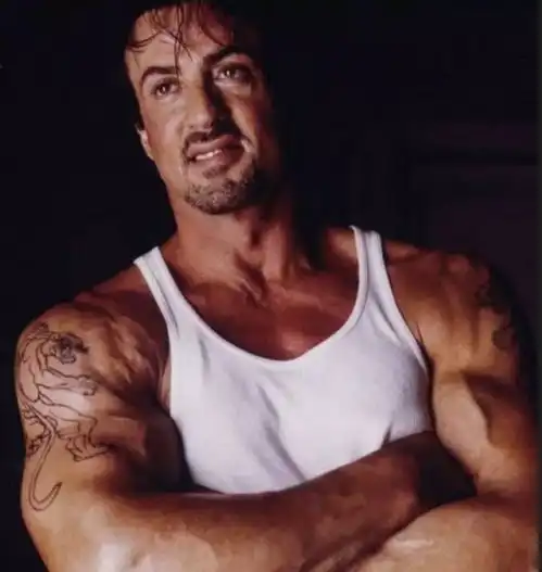 肌肉男敢跟nba球星合影真的是勇气可嘉,至今没有一个赢过