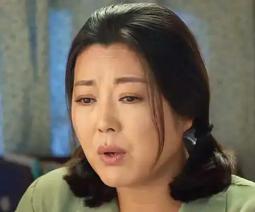 婆婆生日闺蜜忙前忙后,不时给男人抛个媚眼,女人浑然不觉