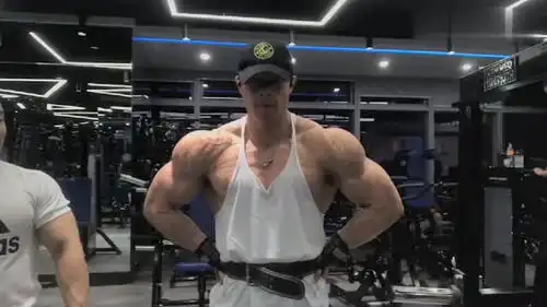 肌肉男你们的霸气男神来啦这肌肉线条看着真安逸啊