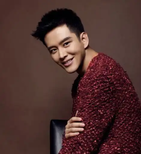 他和霍建华多次合作,出道13年一直不火,如今被赞最帅太监