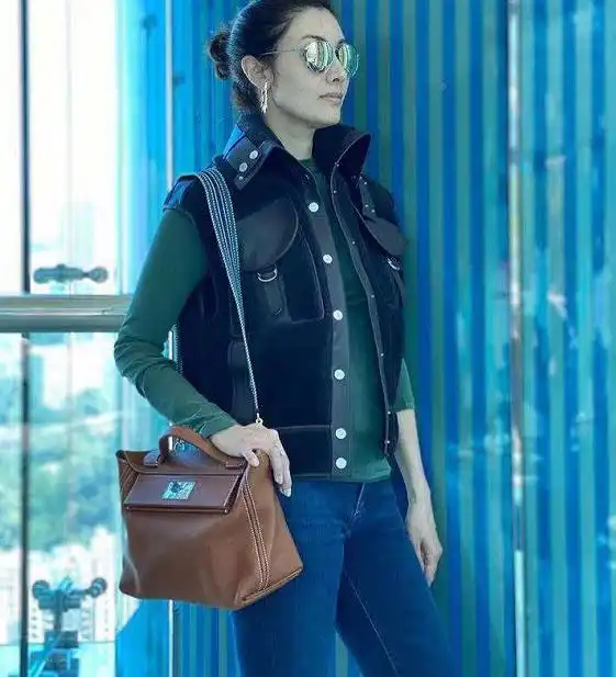 神颜不再阔太李嘉欣晒照庆50岁生日,皱纹多皮肤僵硬鼻子都歪了