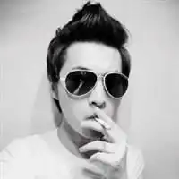 黑白墨镜女生头像