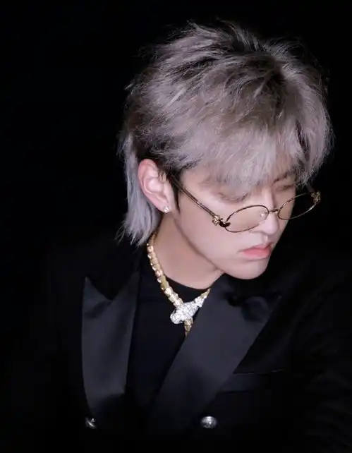 马思纯太敢穿了一身浴袍惊艳亮相米兰时装周,气场不输男神玄彬