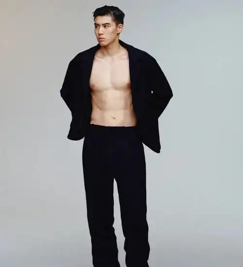 游泳运动员张翼祥微微一笑很倾城哦,阳光帅气自信大男孩