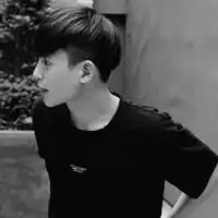 她有故事也有酒还有别人陪她走