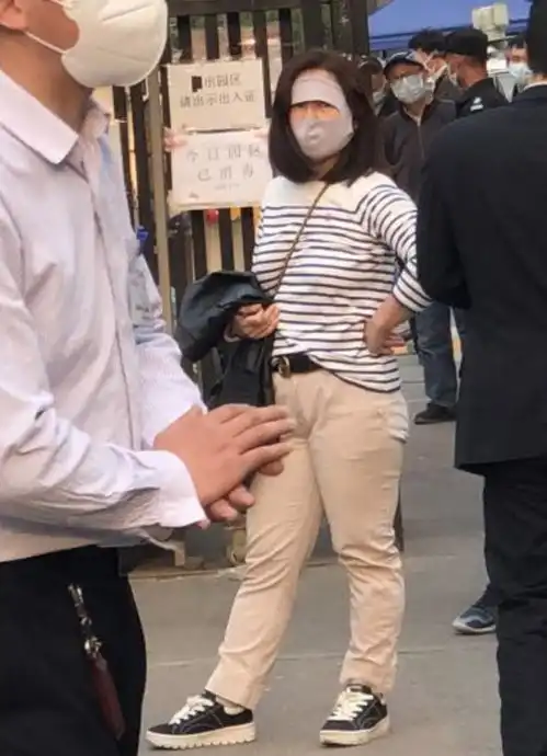 建议把这样的保安小哥安排在警察队伍里