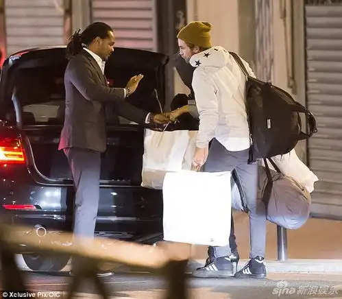 组图暮光男巴黎爱之旅护花新女友浪漫拥吻