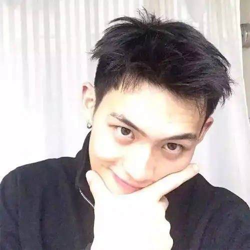 头像情话躲在风里,喜欢的人藏在梦里,你还在我心里