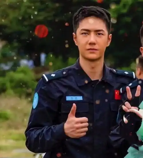 王一博晒和谷嘉诚合影站在一起太像大哥,为拍戏黑了一圈