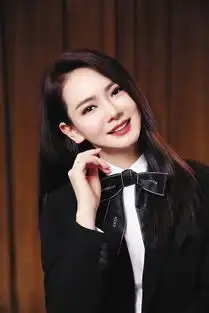 戚薇曝常看网上评论特别喜欢看大家吐槽