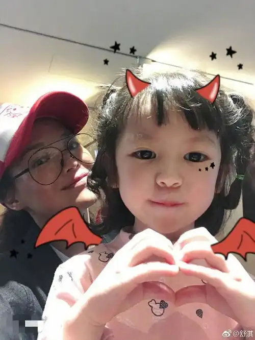张震女儿近照曝光与舒淇比心合影笑容超甜萌翻了