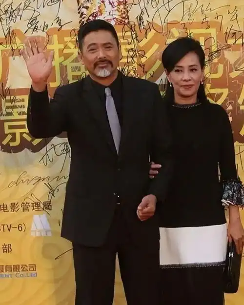 周润发带老婆参加活动,穿西装胡子花白如老头,陈荟莲黑裙像名媛