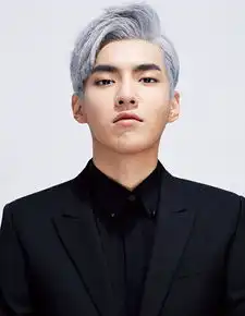 吴亦凡有一张穿红色大衣戴墨镜喝着饮料的图片