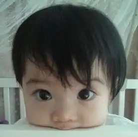 找一个小男孩趴桌子西瓜头的头像