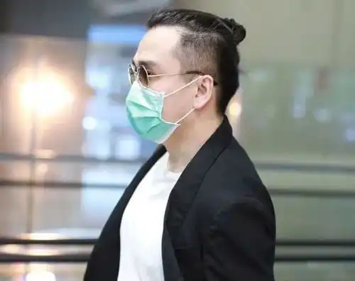 翟天临发福变油腻,梳小辫发际线好真实,男人这三种发型真要少留