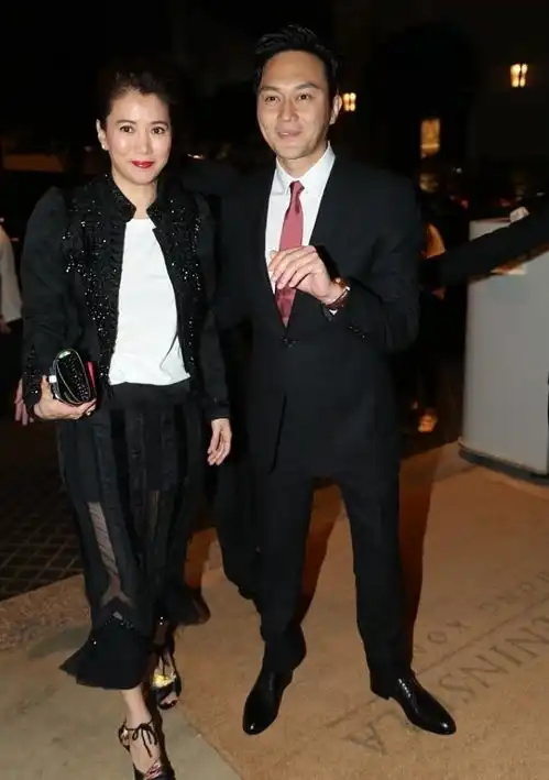 为数不多的同龄夫妻,袁咏仪与张智霖穿黑色时髦有范,真耐看