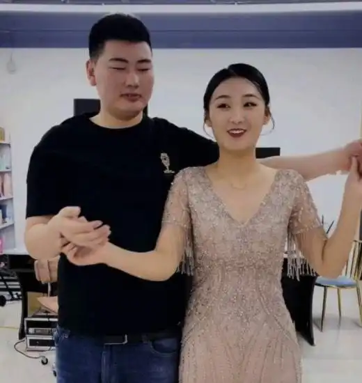 陈亚男赢得婆婆支持,回老家比胜利手势,朱小伟看似很不情愿