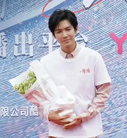 48岁钟汉良再演偶像剧,近照脸僵如蜡像,就这还好意思演偶像剧