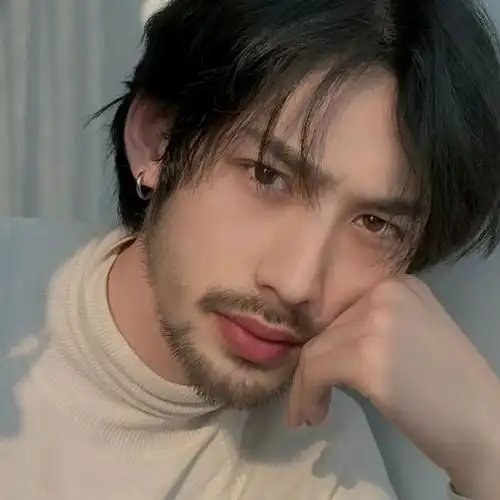 黑胡子英俊男子