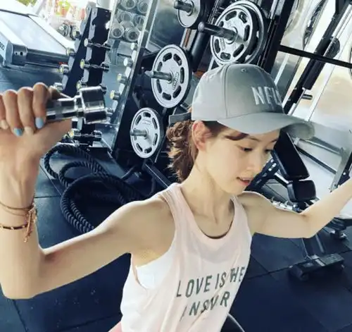 章泽天新年第一天晒登山照,刘强东视角下笑容明媚,身材超赞