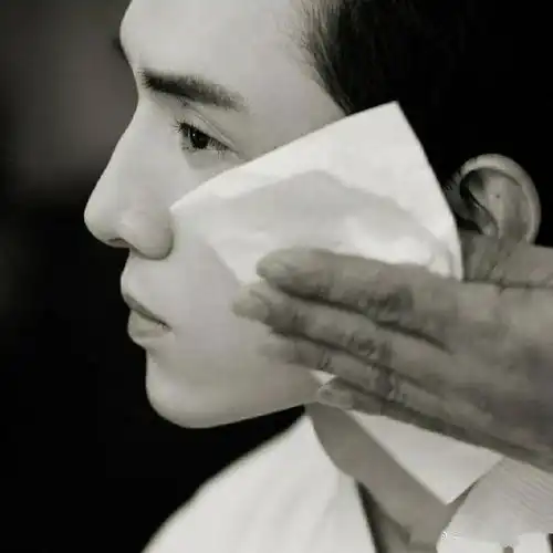 口红一哥李佳琦身着古装亮相,引众多网友尖叫,称太帅气了