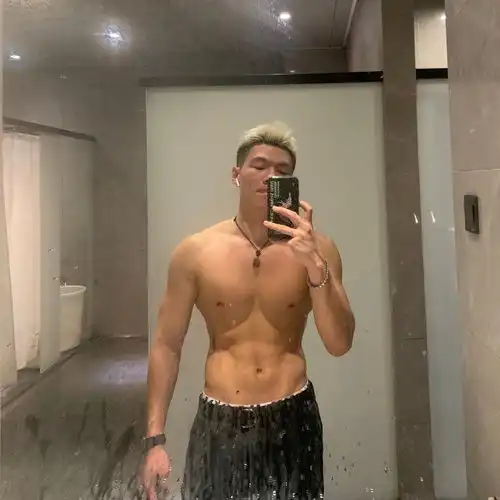 热爱健身的硬朗学长,满身肌肉男友力十足,扛起型男都很轻松