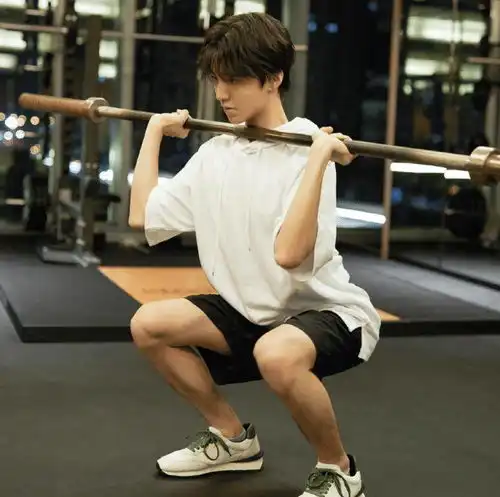 王俊凯健身照被疯传,见到他的运动瞬间,小凯男友力爆棚我爱了