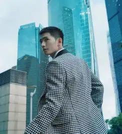 杨洋穿西装出席活动,谁注意他系领带的方式网友我模仿不来