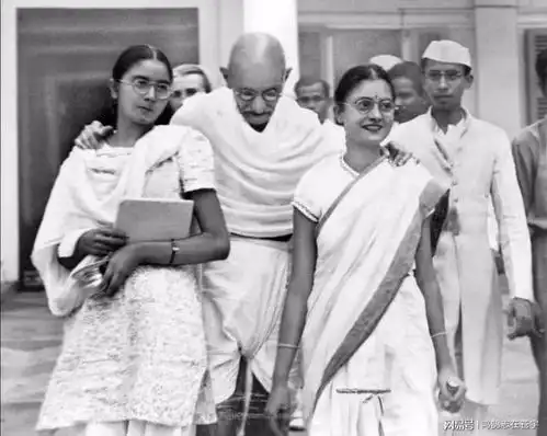 圣雄甘地另类人生劝中国以非暴力抗日,晚年与少女同榻而眠